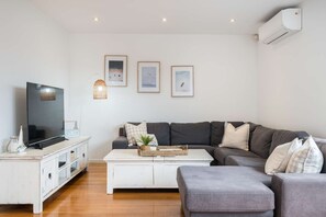 Televisio, Netflix, pöytätennispöytä, suoratoistopalvelut