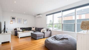 Tv, Netflix, bordtennisbord, streamingtjenester