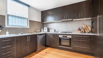 Køleskab, mikrobølgeovn, ovn, kogeplade