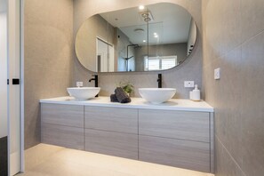 Douche, sèche-cheveux, serviettes fournies