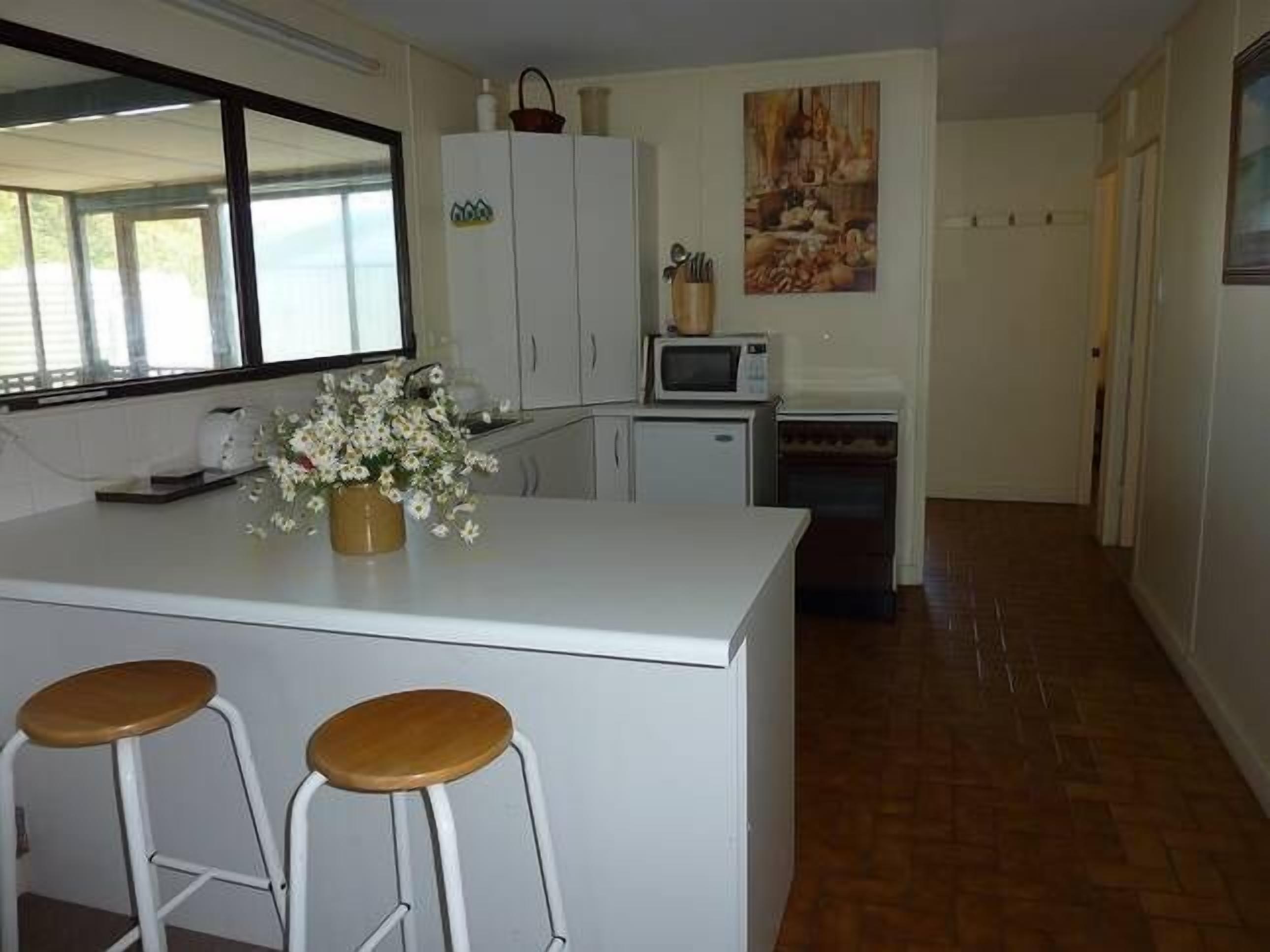 Marion Bay Beach Cottage — image 6