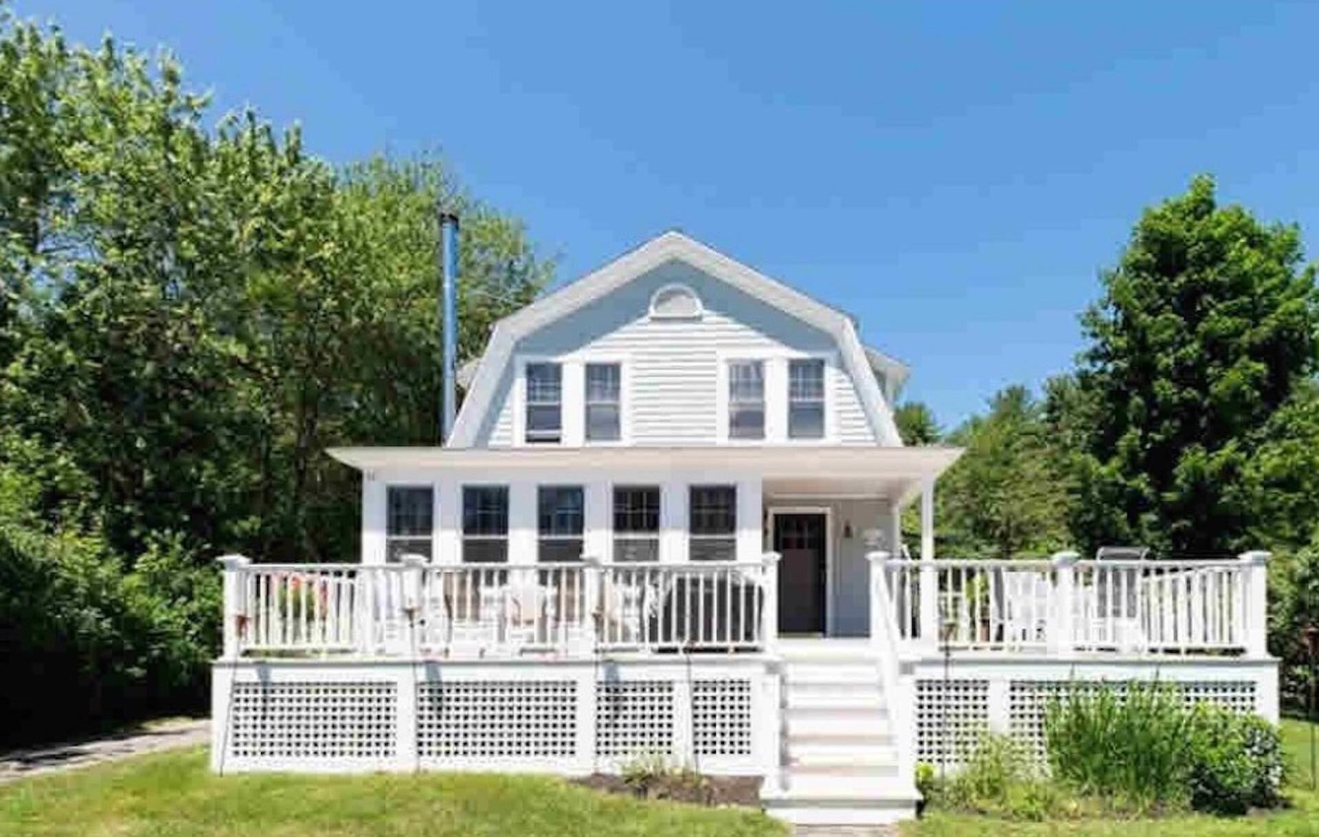 4 BR, 2 BA, Steps away from Town Center, Beach and More