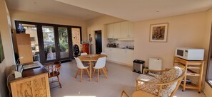 Interior - studio@8 - seaside retreat (Point Lonsdale)