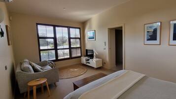 Una scrivania, ferro/asse da stiro, Wi-Fi gratuito, lenzuola