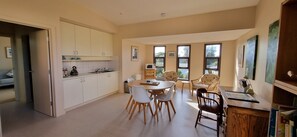 Dining - studio@8 - seaside retreat (Point Lonsdale)