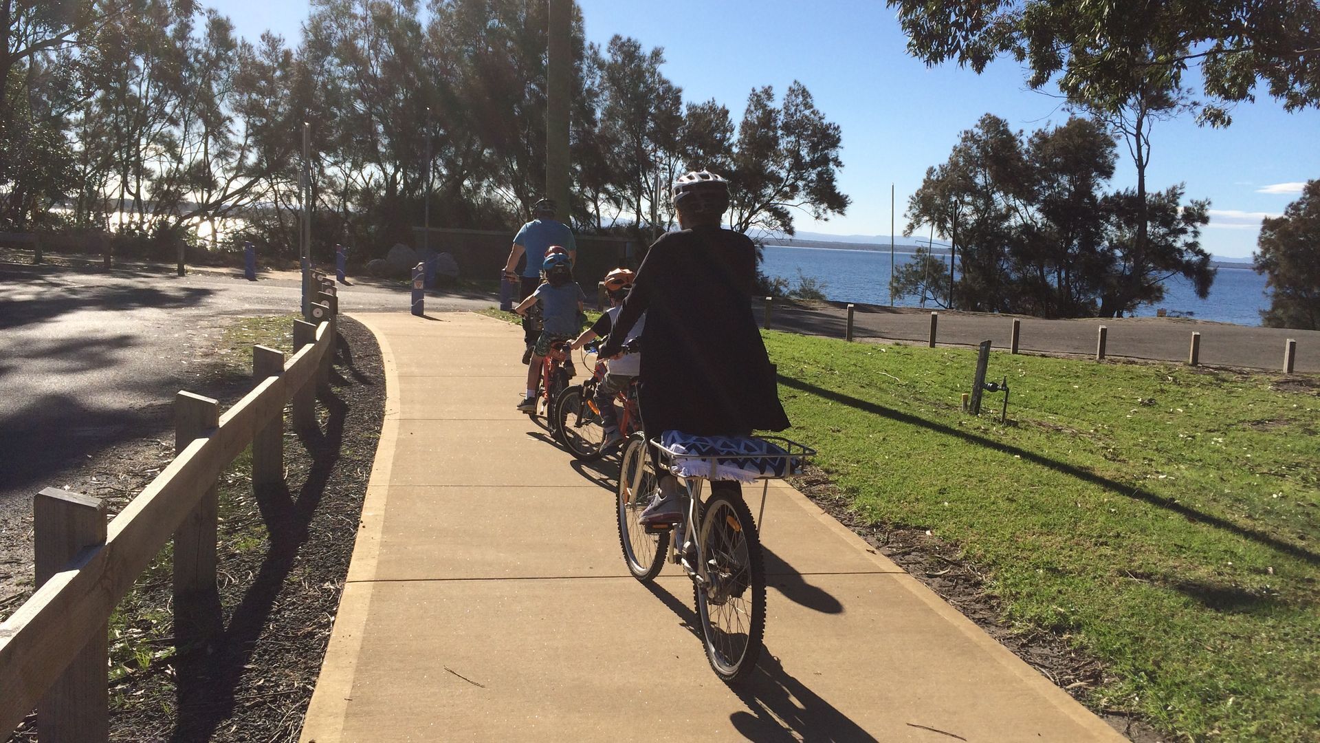 Um caminho pavimentado com ciclistas e pedestres.