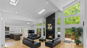 Smart TV, fireplace, ping pong, stereo