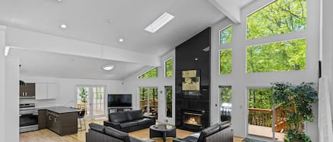 Smart TV, chimenea, tenis de mesa y estéreo