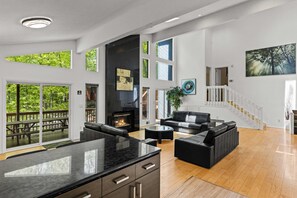 Smart TV, chimenea, tenis de mesa y estéreo 