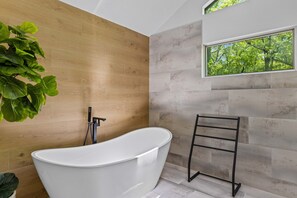 Combined shower/tub, jetted tub, hair dryer, towels