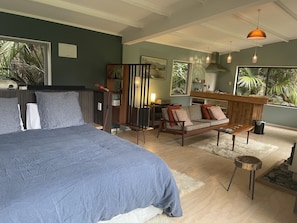 1 bedroom, free WiFi, bed sheets - Beautiful native bush retreat (Matakana)
