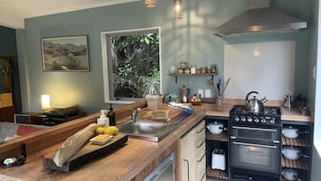 Refrigerador, horno, parrilla de estufa y tetera eléctrica