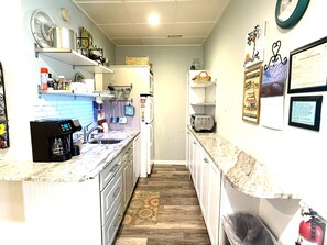 Fridge, microwave, oven, stovetop - #109 Heart of IOP 1st Fl Studio 4 Min Walk 2 Beach (Isle of Palms)