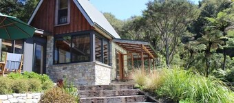 牧歌的な川側の退去