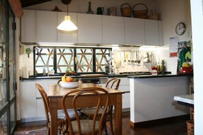 Fridge, microwave, oven, stovetop - Villa with pool on Lucca hills, stunning view, Wi-Fi, Yoga room, quiet location (Lucca)