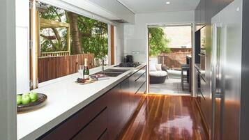 Coffee/tea maker, fridge, microwave, oven