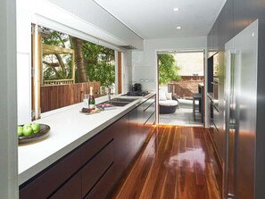 Fridge, microwave, oven, stovetop - An Air Of Elegance In Paddington (Paddington)