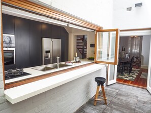 Fridge, microwave, oven, stovetop - Air of Elegance in Paddington (Paddington)