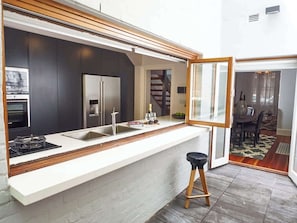 Fridge, microwave, oven, stovetop - An Air Of Elegance In Paddington (Paddington)