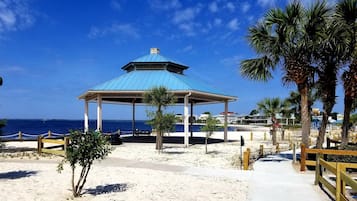 Espreguiçadeiras, toalhas de praia