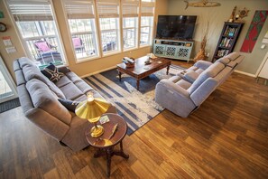 Een smart-tv, videogames, een dvd-speler en boeken