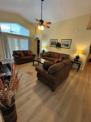 Smart TV, videogiochi, lettore DVD, tavolo da calcetto