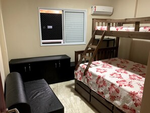 1 dormitori i habitacions accessibles amb cadira de rodes 