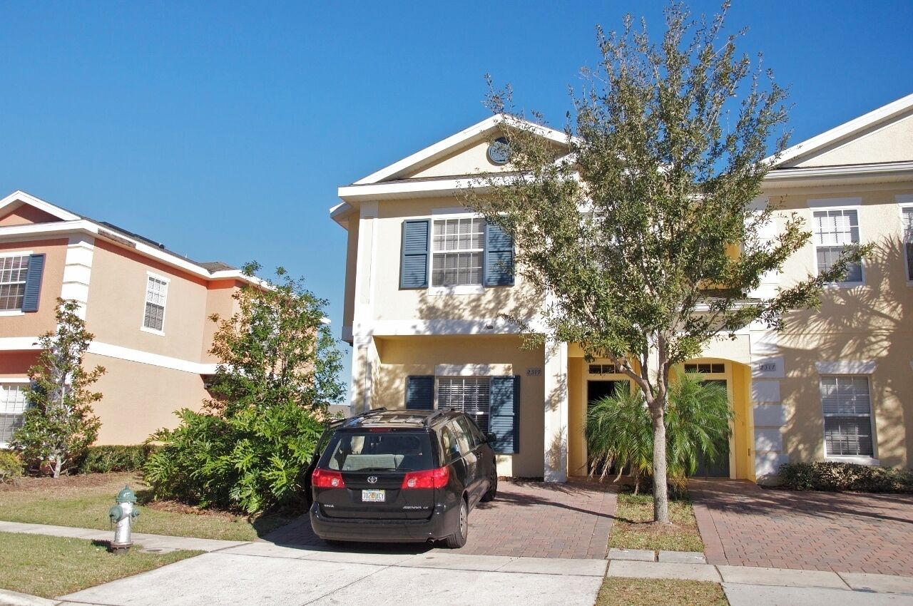 5 bedroom townhome with 3 parking spaces