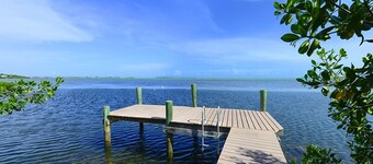 Cottage with swimming pool and dockage, just minutes to Key West!