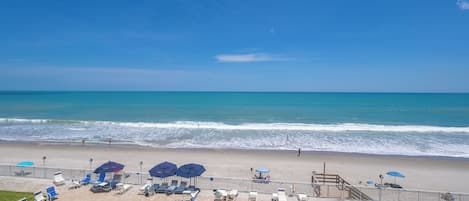Sur la plage, chaise longue, serviettes de plage