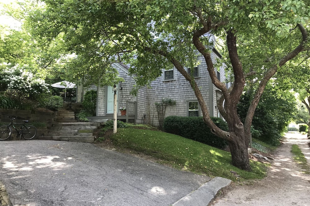 Charming home tucked on a lovely lane - 10 min walk to main street