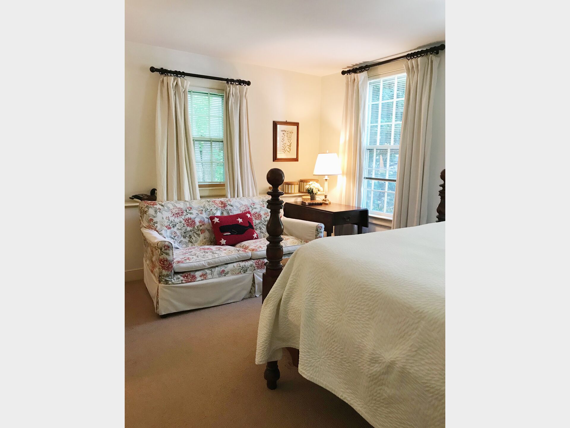 Charming home tucked on a lovely lane - 10 min walk to main street