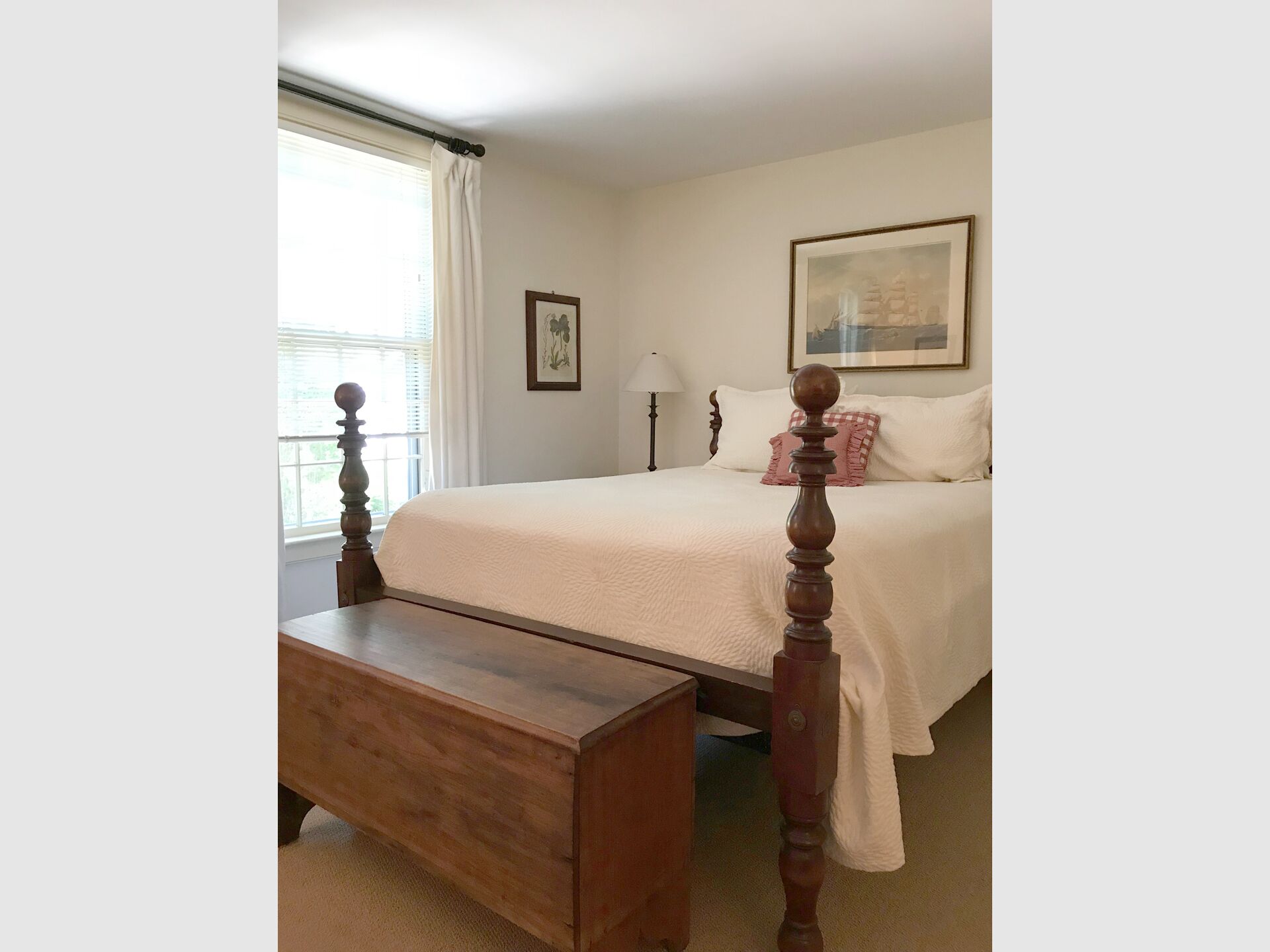 Charming home tucked on a lovely lane - 10 min walk to main street