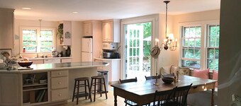 Charming home tucked on a lovely lane - 10 min walk to main street