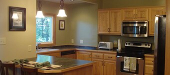 Beautifully Decorated Home near Spirit Mt., Hiking Trails and the Munger Trail