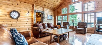 Luksuriøs bjælkehytte i skoven ved Keuka Lake med Prvt Dock & Lake Front