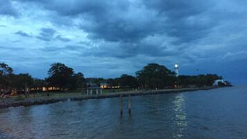 In Strandnähe, Liegestühle, Strandtücher