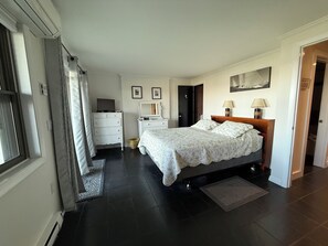 3 slaapkamers, een strijkplank/strijkijzer, reisbedje, gratis wifi