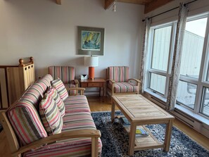 Fernseher, Kamin, DVD-Player, Bücher