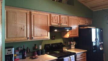 Een koelkast, een magnetron, een kookplaat, een vaatwasser