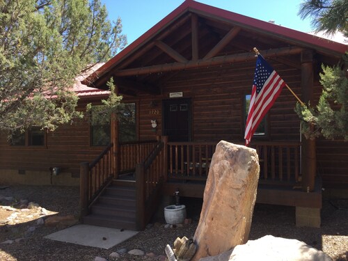Beautiful Bison Ridge Cabin that has it all...