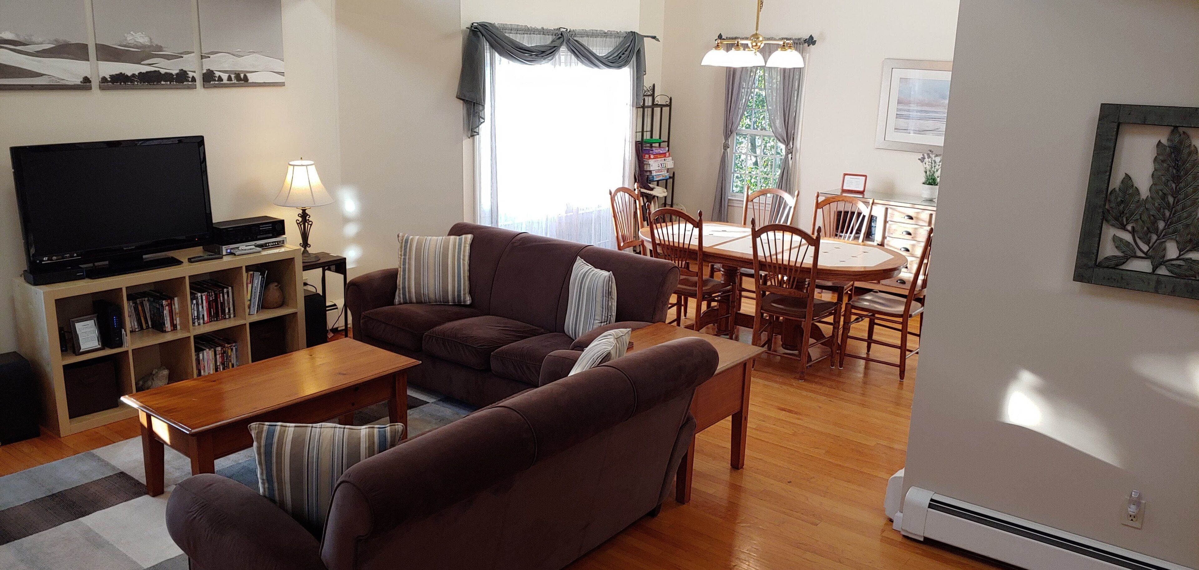 5BD 3BA Open Layout, Walk to beach, close to town, 2 master suites