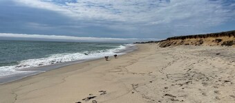 Avoin, ilmava koti lähellä luonnonsuojelualuetta, Dionis- ja Madaket-rantoja. Koirat tervetuloa!