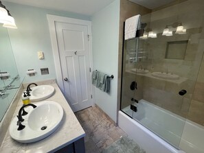Ensemble douche/baignoire, sèche-cheveux, serviettes fournies