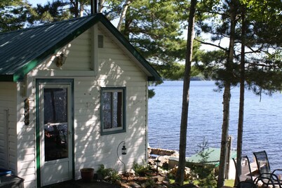 Cottage 4: pristine waterfront! Cabins at Bon Echo's Edge