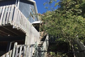 Eine Holzterrasse mit einer Treppe, die zu einem Haus führt.