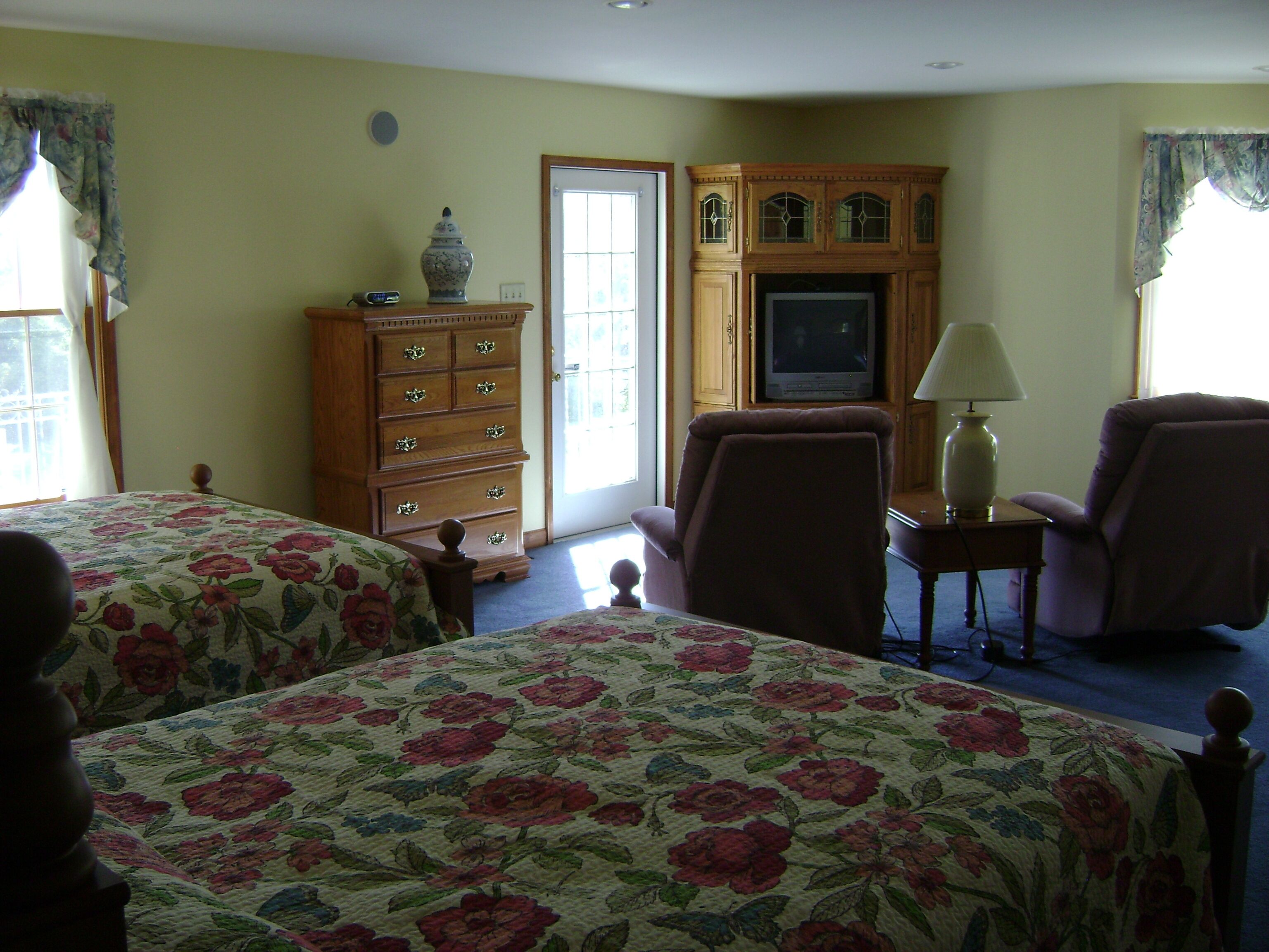 Lovely Large Farmhouse, Pond, Spectacular Views. Great for Events & Retreats 