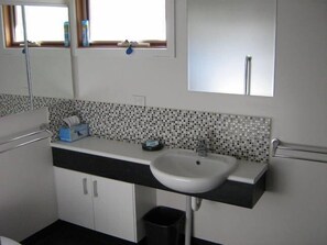 Duschwanne, Haartrockner, Handtücher, Seife