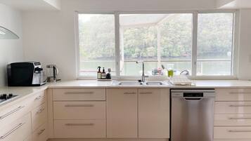 Frigorífico, microondas, horno y placa de cocina