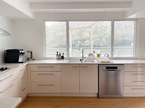 Réfrigérateur, four à micro-ondes, un four, surface de cuisson